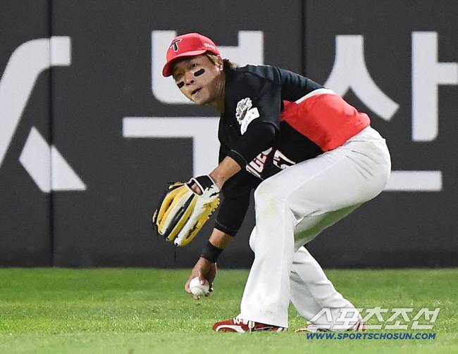 오열했던 KIA 공포의 대타, 연봉 삭감 현실…이 악물고 또 기적 쓸까