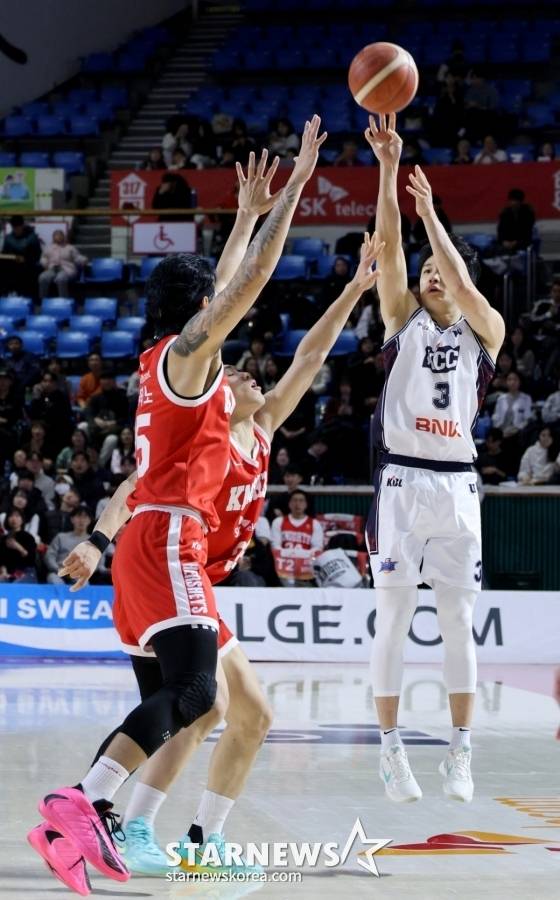 '개인 역대 최고' 허웅 3점 14개 작렬→무려 51득점 대폭발... KCC, SK 120-77 완파 '연승 성공' [잠실 현장리뷰]