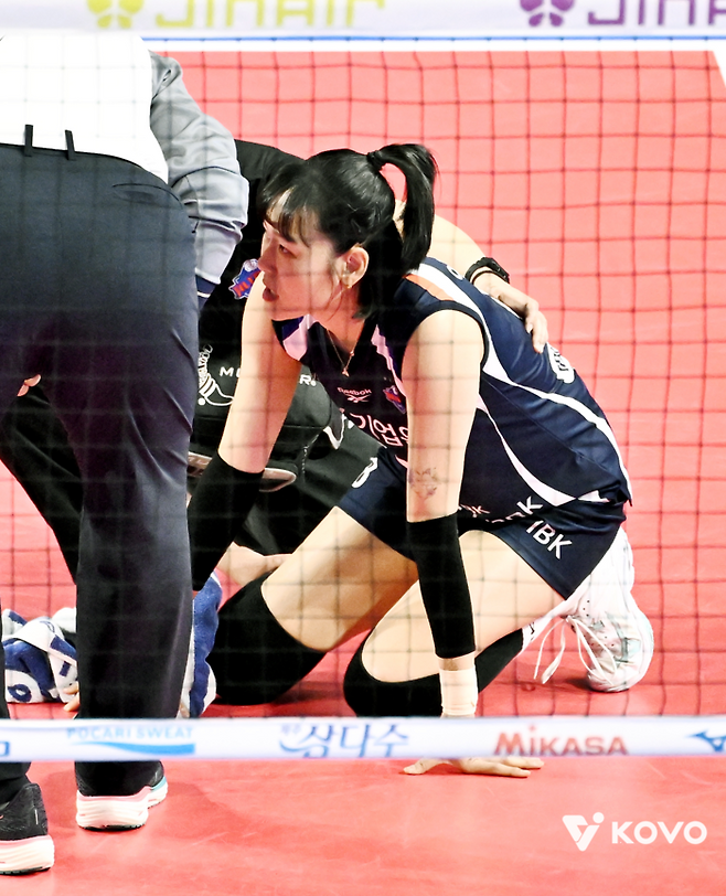 임명옥 발목 부상 이탈 초대형 변수 발생…GS칼텍스, 실바 활약 앞세워 기업은행 1점 차 추격 성공[현장리뷰]