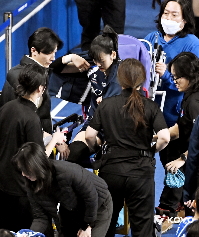 임명옥 발목 부상 이탈 초대형 변수 발생…GS칼텍스, 실바 활약 앞세워 기업은행 1점 차 추격 성공[현장리뷰]