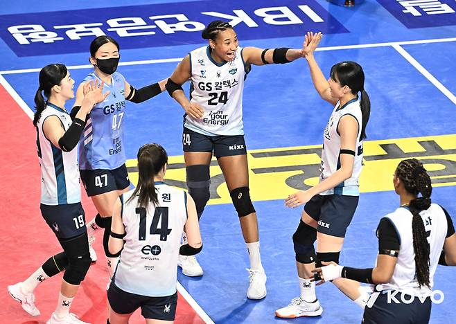 임명옥 발목 부상 이탈 초대형 변수 발생…GS칼텍스, 실바 활약 앞세워 기업은행 1점 차 추격 성공[현장리뷰]