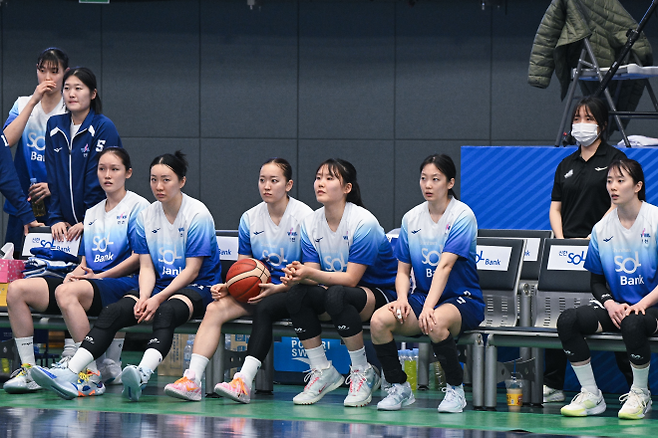 프로팀이 겨우 ‘43득점’ 이거 맞아? 어차피 지는 백투백을 어쩌나