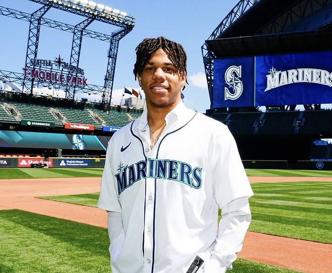 오른손으로 159km, 왼손으로 153km...'희대의 스위치 피처'를 왜 떠나보냈을까