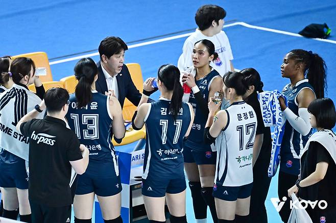 최하위 정관장 상대로 또 고전, 도로공사 김종민 감독 “이런 팀이 더 어려워, 황연주-김세인이 분위기 바꿔줬다”[현장인터뷰]