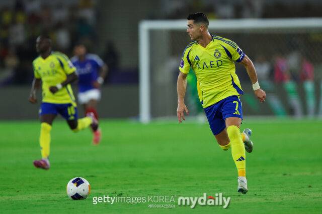 '출전 거부 통보, 맨유와 입단 협상'…호날두에 연봉 3500억 지급 알 나스르 분노 '불평할 이유가 없다'