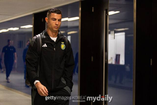 '출전 거부 통보, 맨유와 입단 협상'…호날두에 연봉 3500억 지급 알 나스르 분노 '불평할 이유가 없다'