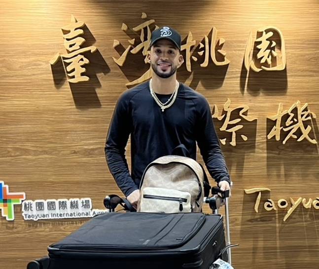 '前 한화' 리베라토, 대만 입국에 들썩