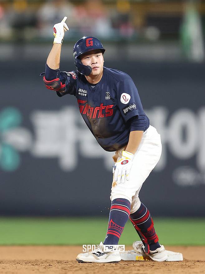 고깃집 알바하며 야구했었는데…'불꽃야구 출신' 롯데 박찬형이 만든 기적