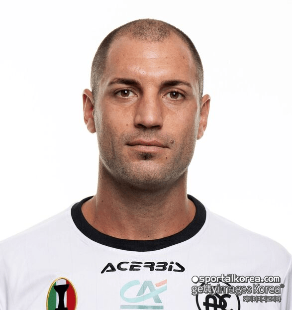 '비극' 불치병 투병 중, '아내·딸' 남겨두고 끝내 사망 '향년 39세'...伊무대 누빈 지아니, 너무 이른 이별