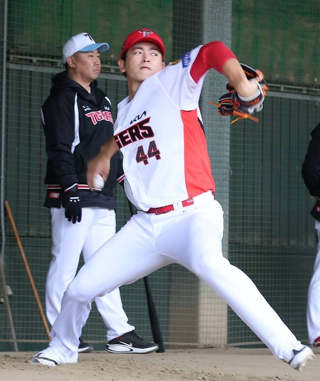 KIA ‘이적생’ 2명, 선발진 ‘메기 효과’ 부른다…‘5선발 경쟁’ 박 터진다 [SS시선집중]