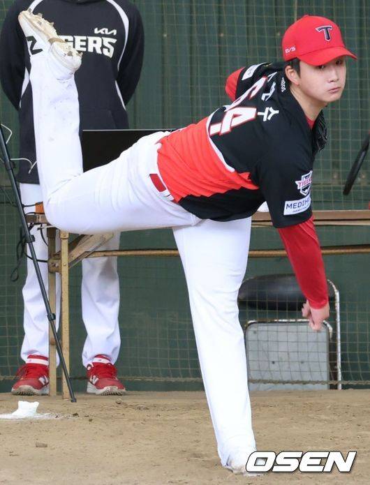 80% 힘으로 147km, 독학으로 마스터 깜짝 스위퍼까지...첫 불펜 무력시위 189cm 루키, 해영 의리 영철의 길 따를까