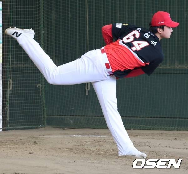 80% 힘으로 147km, 독학으로 마스터 깜짝 스위퍼까지...첫 불펜 무력시위 189cm 루키, 해영 의리 영철의 길 따를까