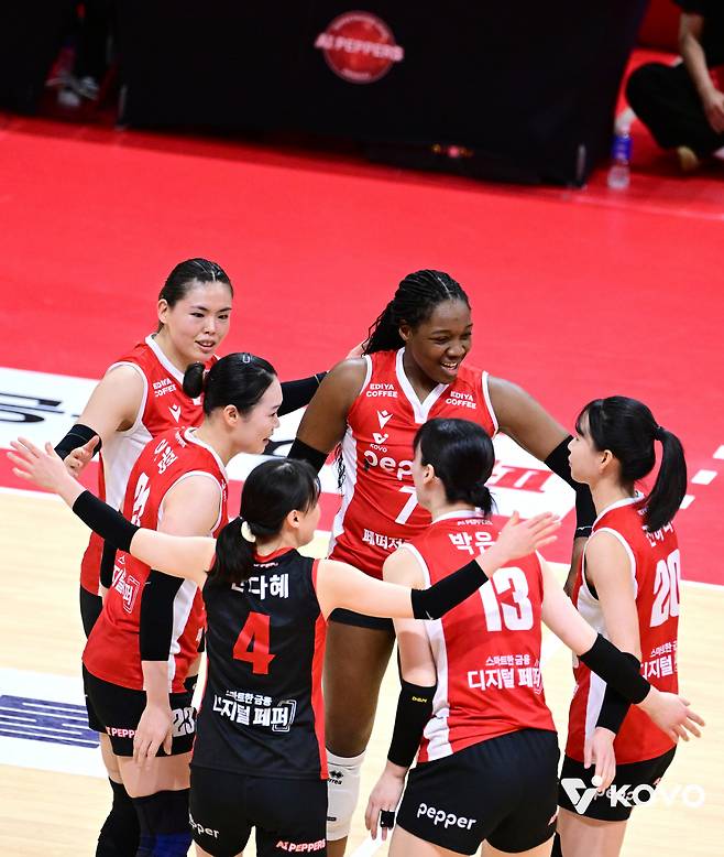 그라제~ 여긴 광주여! 페퍼저축은행, 3-0 현대건설 셧아웃! → 시즌 상대전적 4승1패 압도