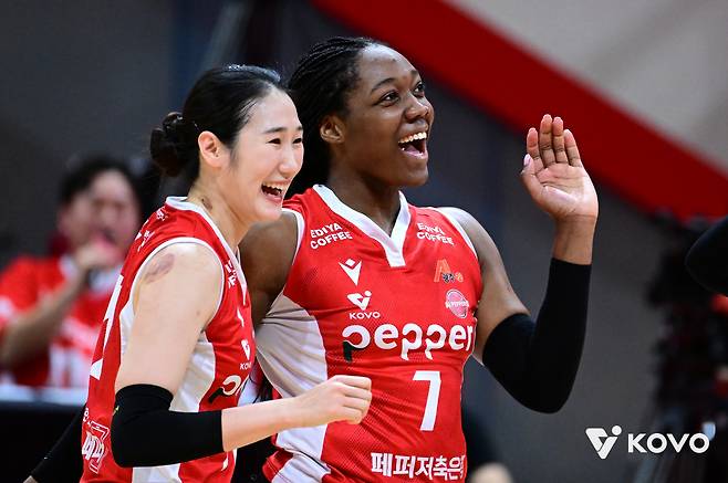 그라제~ 여긴 광주여! 페퍼저축은행, 3-0 현대건설 셧아웃! → 시즌 상대전적 4승1패 압도