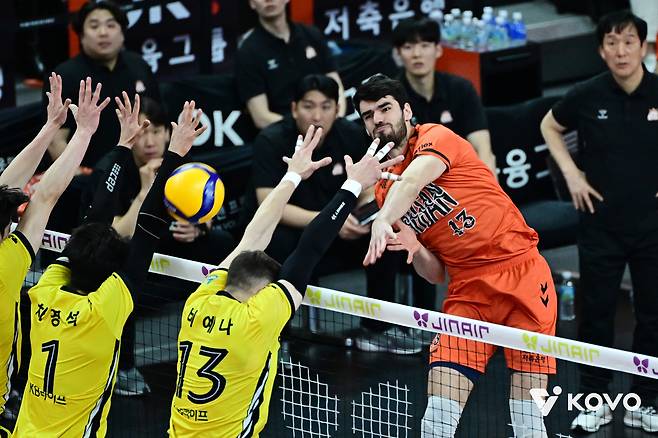 페퍼저축은행, 현대건설 3-0 완파…창단 후 시즌 최다승 보인다