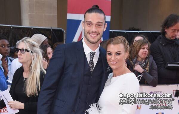 '전 부인에게 수차례 통화→최대 5년 징역 가능성' 목발 짚고 법원 출석한 前 잉글랜드 국가대표 공격수 앤디 캐롤