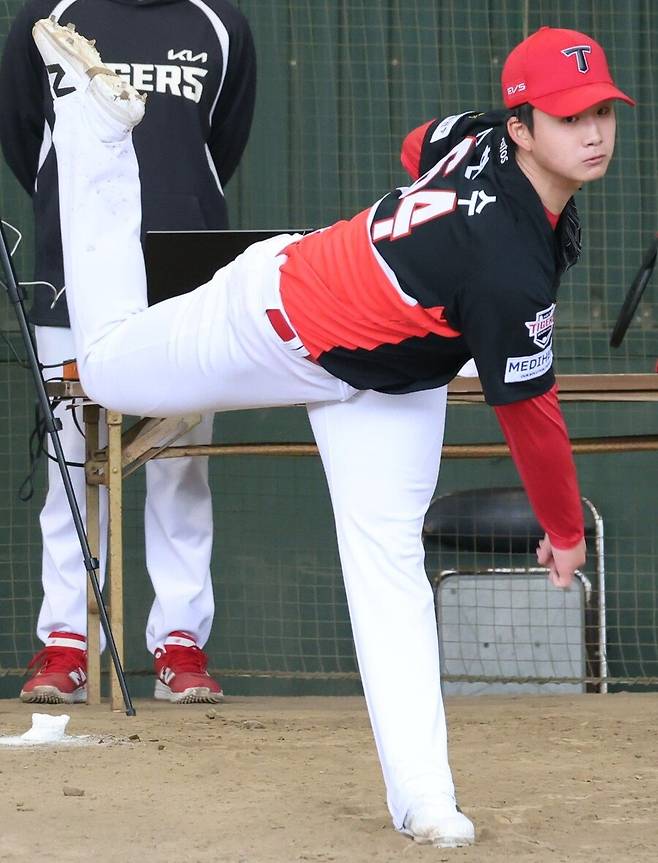 오타니 보고 독학했다니, KIA에 재밌는 투수가 떴다… 코칭스태프 깜놀, 대형 신인 탄생하나