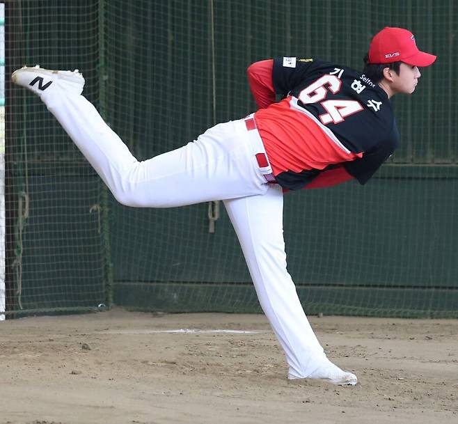 오타니 보고 독학했다니, KIA에 재밌는 투수가 떴다… 코칭스태프 깜놀, 대형 신인 탄생하나