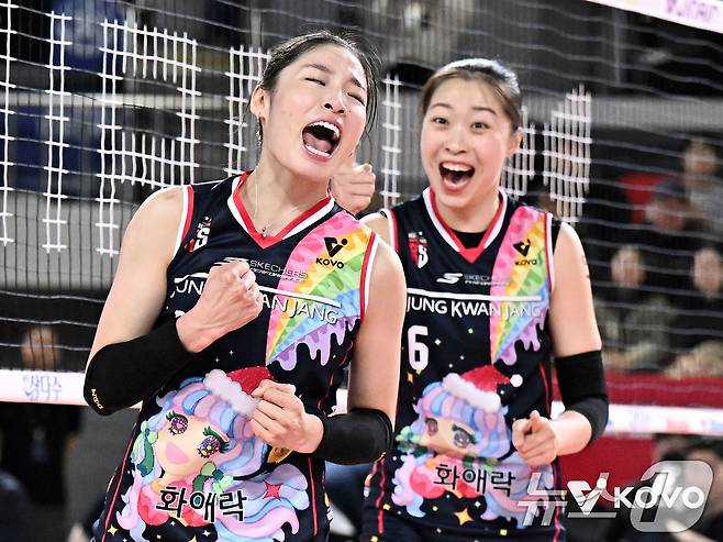 '신인 감독' 김연경, '인쿠시의 나라' 몽골서 환대…