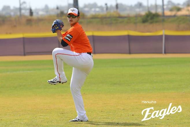 ‘어깨 통증’ 문동주 피칭 중단 비보, WBC 대표팀 초비상 걸렸다… 대회 출전도 불투명해지나