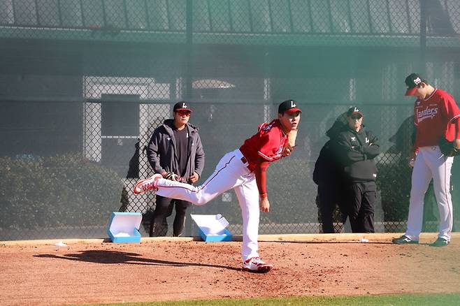 “부모님 식당에 두산 유니폼 입은 팬들 왔더라”…SSG 윤태현, 쌍둥이 형제와 선의의 경쟁 예고 [SS시선집중]