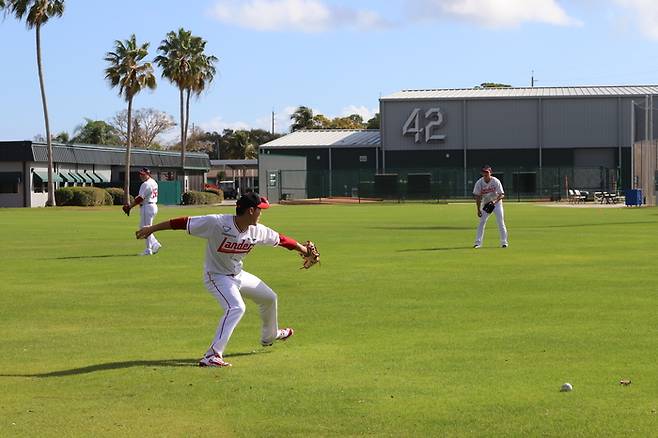 “부모님 식당에 두산 유니폼 입은 팬들 왔더라”…SSG 윤태현, 쌍둥이 형제와 선의의 경쟁 예고 [SS시선집중]