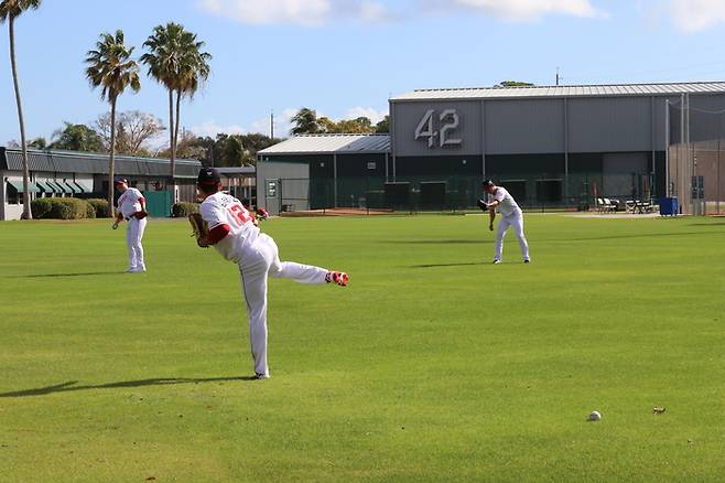 “부모님 식당에 두산 유니폼 입은 팬들 왔더라”…SSG 윤태현, 쌍둥이 형제와 선의의 경쟁 예고 [SS시선집중]