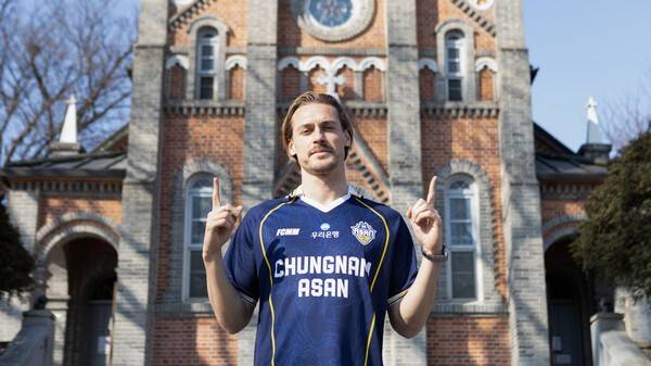 [오피셜] '191cm 괴물 센터백' 한국에 떴다!→유럽 무대 우승 2회 주역, 충남아산 입성...