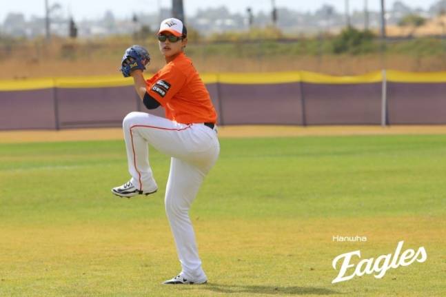 '악 어깨' 문동주의 시간이 멈췄다, '어깨통증→투구 중단' 韓 대표팀-한화 초비상 걸렸다