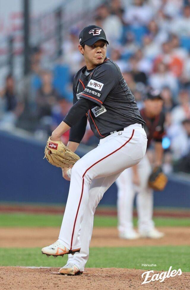 '타자→투수→日 독립리그→한화→방출' 암흑기 불펜 에이스, 결국 은퇴 결정…