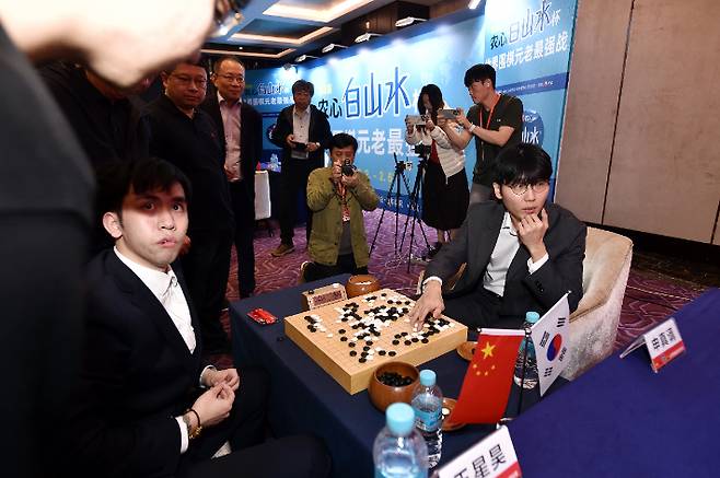 '1強' 신진서 폭격에 中 전멸·日 벼랑 끝→ 韓 우승 '-1승'