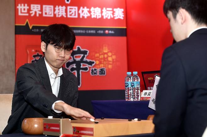 '1強' 신진서 폭격에 中 전멸·日 벼랑 끝→ 韓 우승 '-1승'