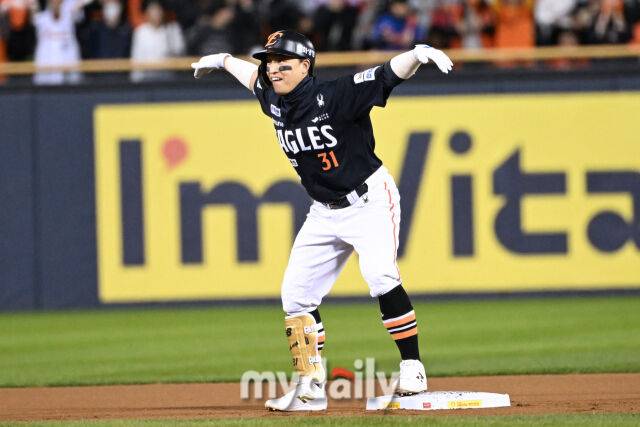 손아섭 한화 1억원 계약 그 후, 어떻게 따낸 KBO 1위인데…26억원 최형우·47억원 김현수 ‘맹추격 예고’