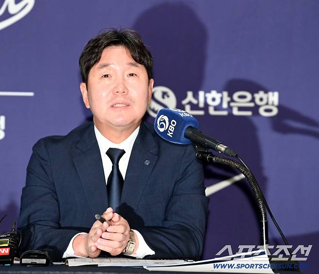 문동주 어깨 이미 30일부터 아팠다 + 홍창기 빠지고 구자욱·문현빈 승선 이유는 → 류지현호 30인 선발 배경 밝혔다 [일문일답]