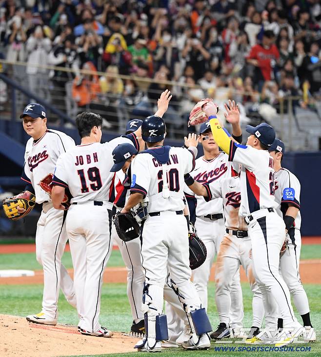 문동주 어깨 이미 30일부터 아팠다 + 홍창기 빠지고 구자욱·문현빈 승선 이유는 → 류지현호 30인 선발 배경 밝혔다 [일문일답]