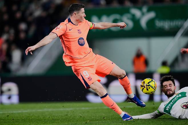 '흥민씨, 저 미국 안갈거 같아요' LA FC 동행 불발? 바르셀로나, 인간계 최강 ST와 재계약 '고심 중'...ESPN '단, 연봉 삭감 받아들이면'