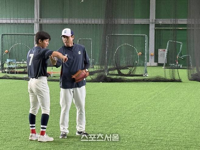 롯데 선수들 전부 ‘밥’ 먹으러 갔는데…점심 반납하고 ‘보충 수업’ 자처한 ‘미친 열정’ 사제(師弟)는 누구 [SS타이난in]