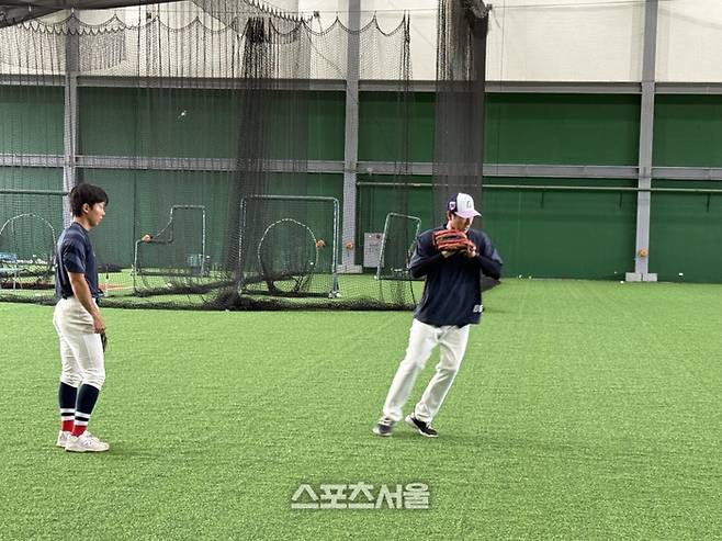 롯데 선수들 전부 ‘밥’ 먹으러 갔는데…점심 반납하고 ‘보충 수업’ 자처한 ‘미친 열정’ 사제(師弟)는 누구 [SS타이난in]