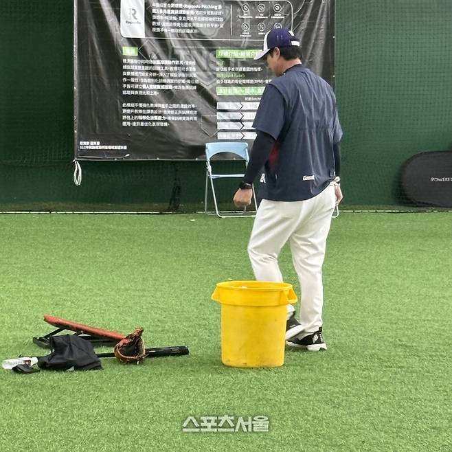 롯데 선수들 전부 ‘밥’ 먹으러 갔는데…점심 반납하고 ‘보충 수업’ 자처한 ‘미친 열정’ 사제(師弟)는 누구 [SS타이난in]
