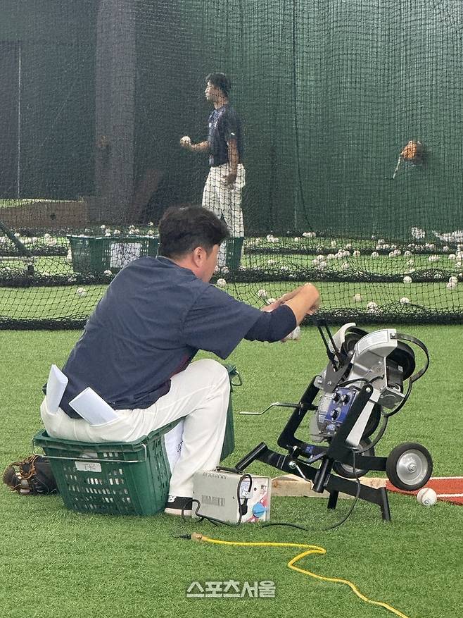 롯데 선수들 전부 ‘밥’ 먹으러 갔는데…점심 반납하고 ‘보충 수업’ 자처한 ‘미친 열정’ 사제(師弟)는 누구 [SS타이난in]