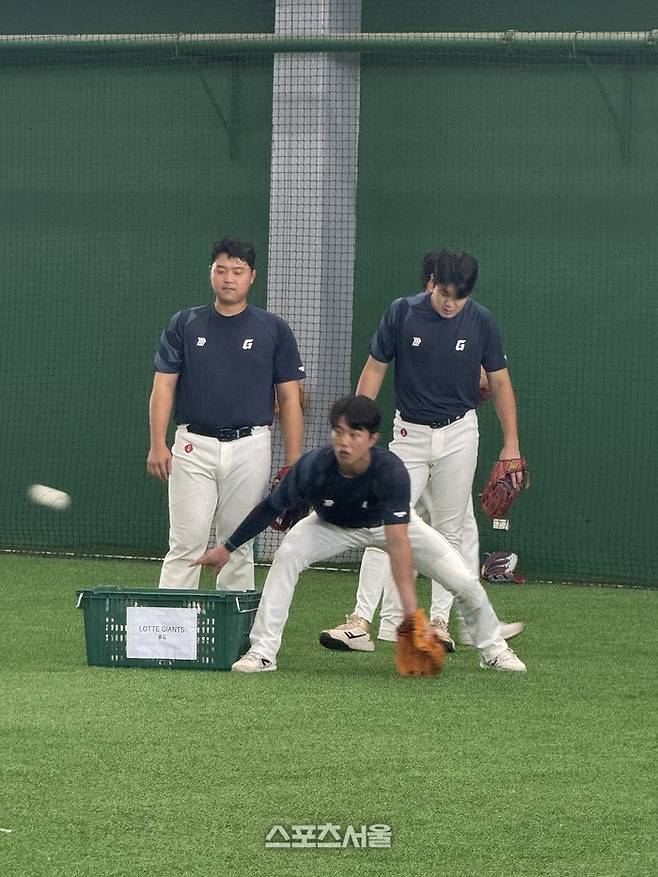 롯데 선수들 전부 ‘밥’ 먹으러 갔는데…점심 반납하고 ‘보충 수업’ 자처한 ‘미친 열정’ 사제(師弟)는 누구 [SS타이난in]