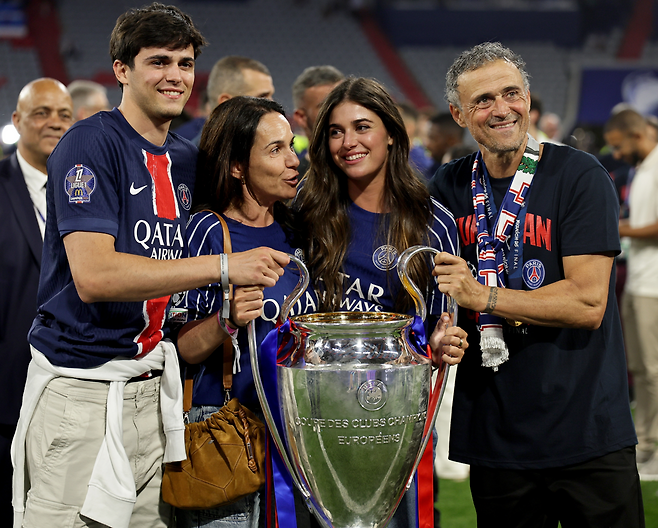 ‘굿바이 이강인’ 6관왕 ‘대역사’ 함께 작성한 ‘사령탑’ 엔리케 PSG 감독 ‘재계약 거절’ 후 맨유 지휘봉 잡나 “양측 이미 접촉”