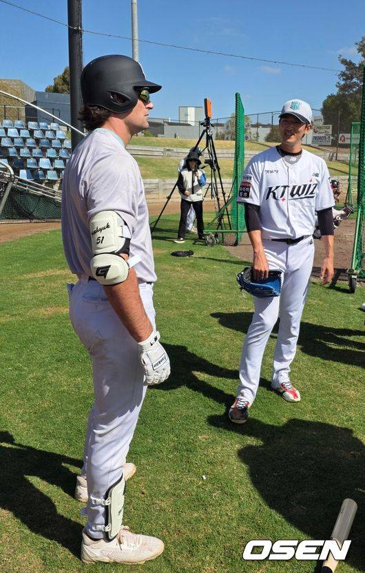 “안현민 트레이드 시켜야겠네” 감독 파격 발언 왜? KT 국대 3인방 살벌한 피칭→근육맨 꽁꽁 얼어붙다 [오!쎈 질롱]