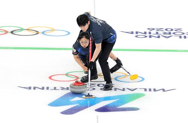 [밀라노 LIVE]'너무 무력하다' 韓 김선영-정영석 컬링 믹스더블, 연이은 실수...영국에 전반 1-5로 끌려가