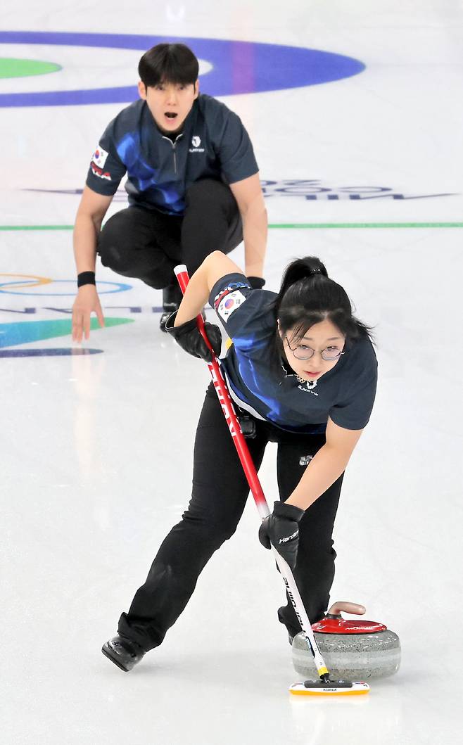 [밀라노 LIVE]'너무 무력하다' 韓 김선영-정영석 컬링 믹스더블, 연이은 실수...영국에 전반 1-5로 끌려가