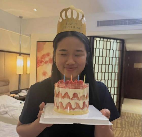 안세영 인사를 안 한다?…'왕관 씌우고' 동료들이 이렇게 성대한 생일 파티 해주는데→