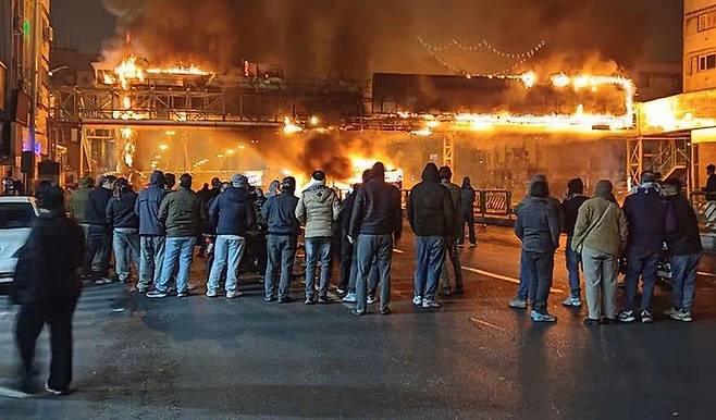 “결승 앞두고 결국 울었다” 끝내 말하지 못한 '조국의 참사'…4만명 체포 탄압에 이란 사령탑 눈물의 메시지→