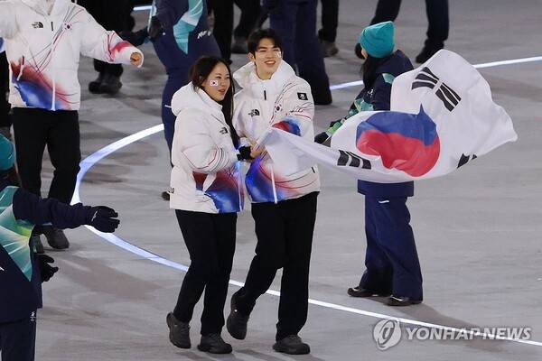 태극기 제대로 뽐냈다… 솔로 천국에서 2명의 기수 내세운 한국 선수단[올림픽 개회식]