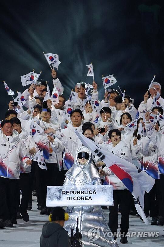 태극기 제대로 뽐냈다… 솔로 천국에서 2명의 기수 내세운 한국 선수단[올림픽 개회식]