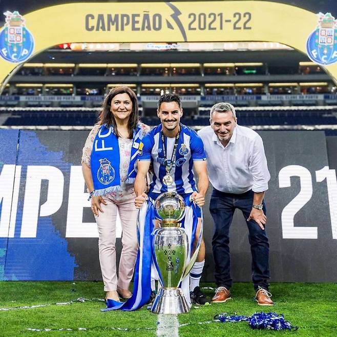 [오피셜] '손흥민 걱정 마!' LAFC 거물 MF 데려왔다…'캐나다 국대+UEFA 챔스 경험' 유스타키오 영입